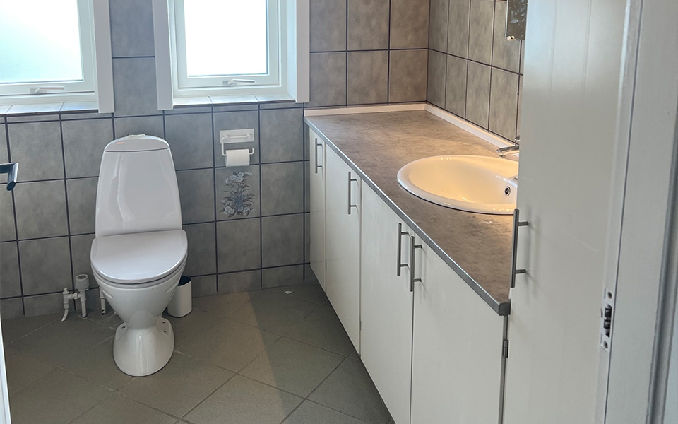 aeldre badevaerelse med klinker